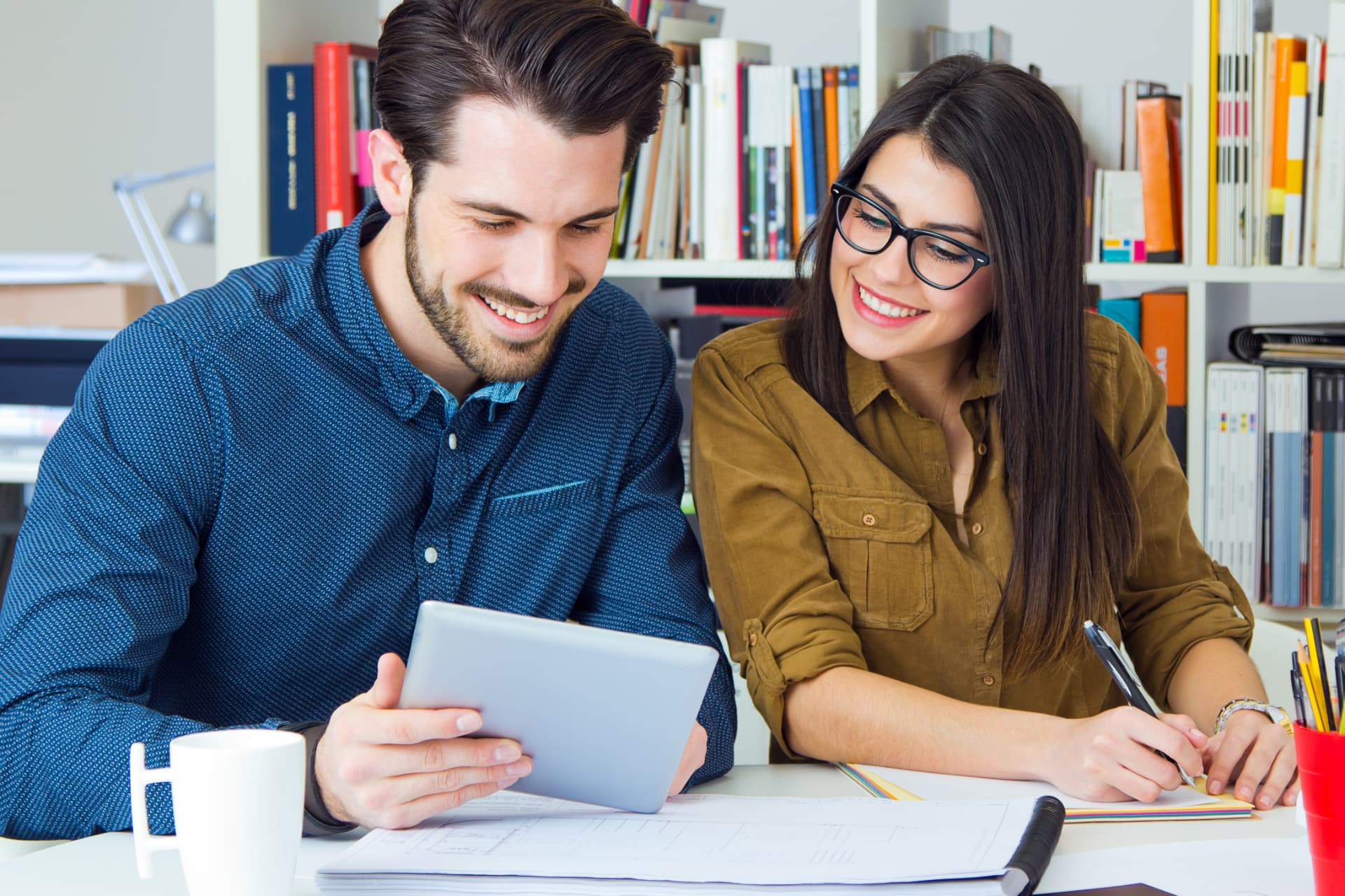 Estudiantes de INCATEC aprendiendo con tecnología